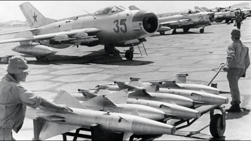 Подготовка к вылету перехватчиков МиГ-19ПМ.&nbsp; На тележке – ракеты РС-1У и&nbsp;РС-2У.