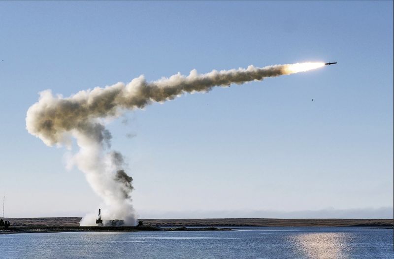 Огонь ведет подвижный береговой ракетный комплекс &#171;Бастион&#187;