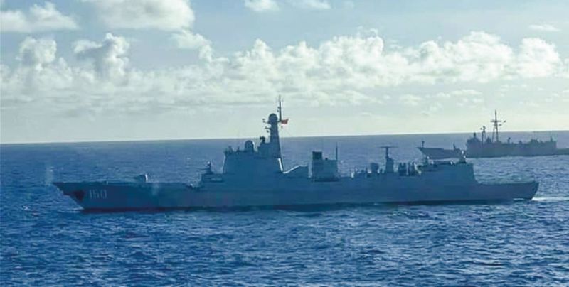 Эсминец ВМС НОАК Changchun типа 052С (на первом плане) под&nbsp;&#171;присмотром&#187; фрегата типа Cheng Kung ВМС Тайваня у берегов острова.