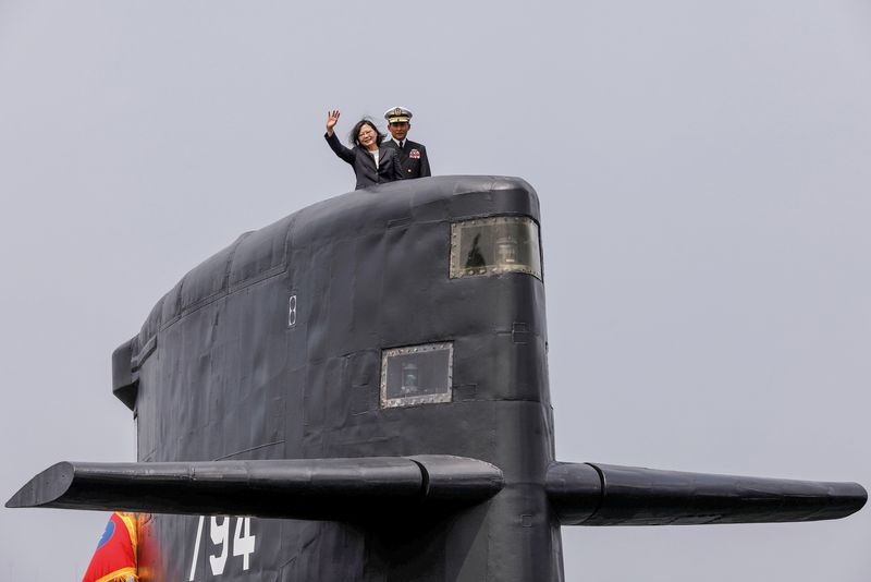  Президент Тайваня Цай Инвэнь на мостике подводной лодки Hai Hu (&#171;Морской тигр&#187;).