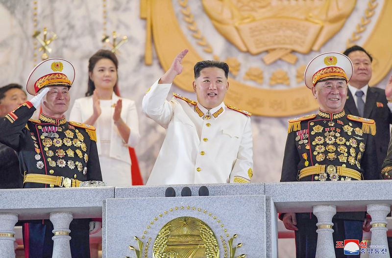 Маршалы Пак Чон Чхон и Ли Бён Чхор, которые стоят на трибуне ближе всех к Ким Чен Ыну, – самые влиятельные представители силового блока КНДР.