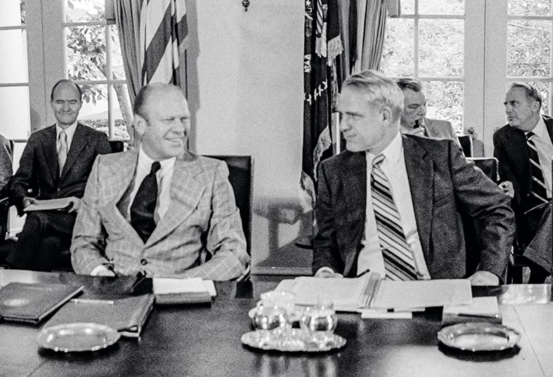 Президент США Джеральд Форд и министр обороны Джеймс Шлезингер.