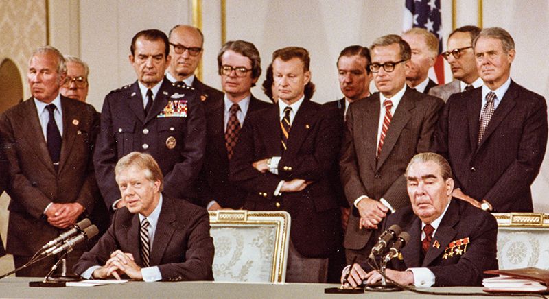 Генеральный секретарь ЦК КПСС Леонид Брежнев и президент США Джимми&nbsp;Картер после подписания Договора ОСВ-2.