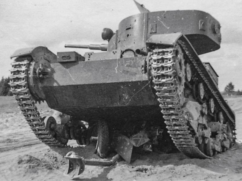 Типичная картина лета 1941 г. Радийный Т-26 раздавил немецкую 37-мм противотанковую пушку PaK 35/36. Поручневая антенна и пулемет в кормовой нише башни демонтированы.