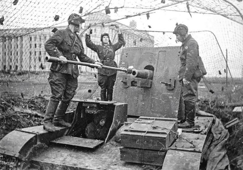 Самоходка СУ-26. Полуимпровизированные САУ этого типа производились в блокадном Ленинграде в 1941-1942 гг. на базе танков Т-26 и ХТ-130/133, на&nbsp;которых вместо башни монтировалась 76,2-мм полковая пушка обр. 1927 г. в&nbsp;открытой бронерубке. В войска было передано 12 СУ-26.