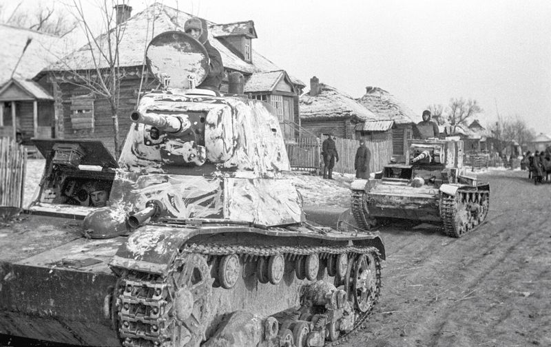 10 октября 1941 г., Т-26 движутся к фронту (фото Леонида Батя). На переднем плане – машина образца 1939 г.