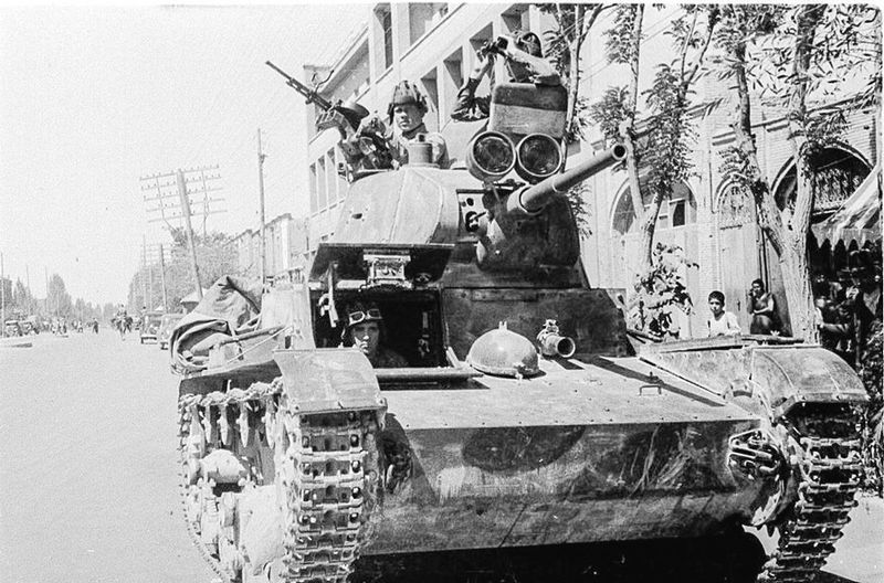Т-26 на улице Тебриза, англо-советское вторжение в Иран, 1941 г. (фото Давида Минскера). Т-26 образца 1938 г. укомплектован фарами боевого света и зенитной турелью П-40.