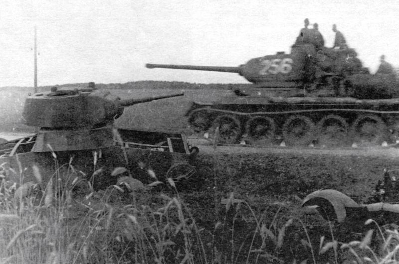 Операция &#171;Багратион&#187;, лето 1944 г. Символичная фотография – танк Т-34-85 движется на запад мимо Т-26, подбитого летом 1941-го.