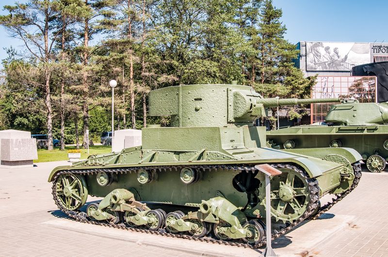 В России в качестве музейных экспонатов и памятников имеется около 15 танков Т-26. Большая их часть найдена на местах боев – в реках, болотах, лесах, и это видно по состоянию брони.