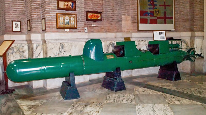 Человекоуправляемая торпеда SLC Maiale в военном музее Рима.