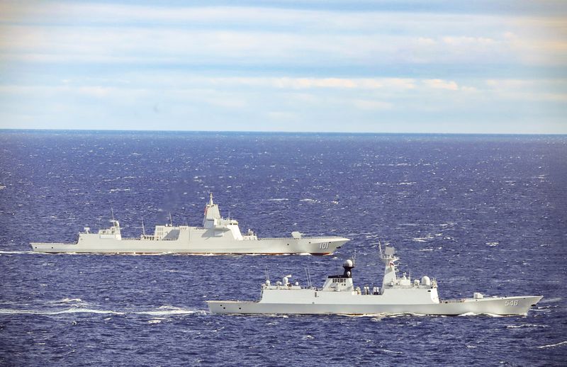 Корабли ВМС НОАК: фрегат Yancheng (на первом плане) и большой эсминец Nanchang.