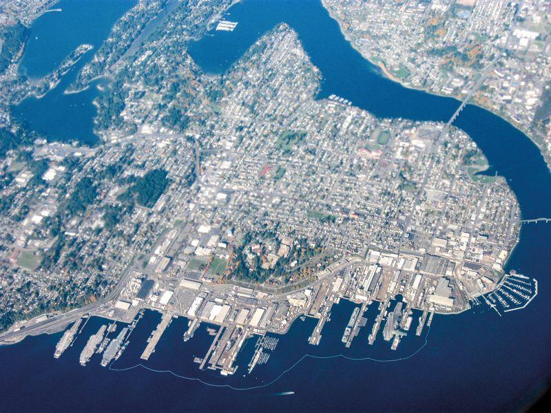 Вид из космоса на военно-морскую базу Бремертон.