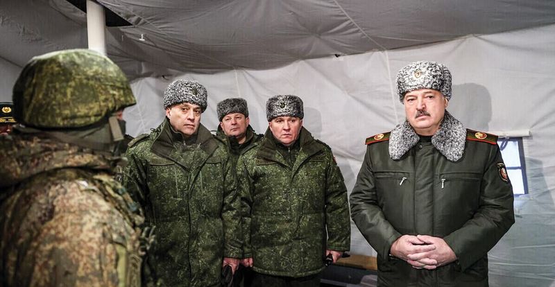 Президент Александр Лукашенко знакомится с расположением воинских частей и подразделений ВС РФ, дислоцированных на территоии Белоруссии.