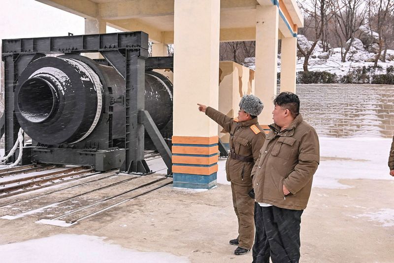 Руководитель КНДР Ким Чен Ын осматривает новый твердотопливный ракетный двигатель.