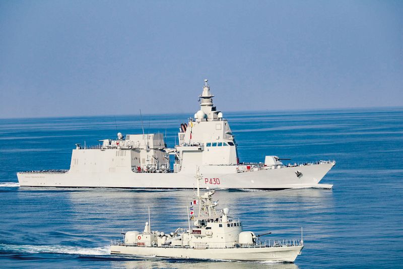 РРА Paolo Thaon di Revel и ракетный катер Ahmed Al Fateh (на первом плане) ВМС Бахрейна патрулируют в Персидском заливе.