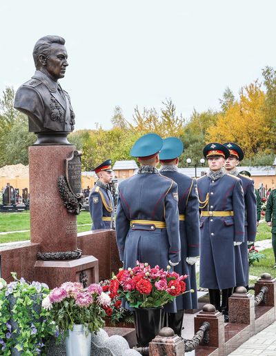Церемония открытия мемориального комплекса генерал-полковнику Федору&nbsp;Ивановичу Ладыгину на Троекуровском кладбище в Москве.