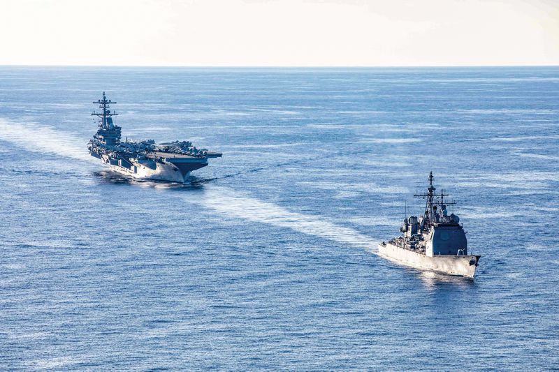 Авианосец George H.W. Bush и крейсер Leyte Gulf в Адриатическом море. Именно таким видится в перспективе состав авианосных групп адмиралу Дэрилу Кодлу.