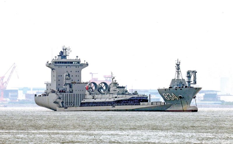 Китайское транспортное полупогружающееся судно Yinmahu с десантным катером на воздушной подушке типа &#171;Зубр&#187; на&nbsp;борту.