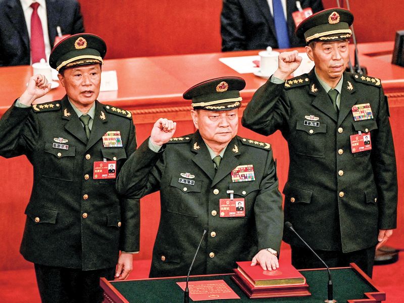 Заместители председателя Центрального военного совета КНР Чжан Юся (в центре) и Хэ Вэйдун (слева), министр обороны Китая Ли Шанфу приносят присягу на верность Конституции.