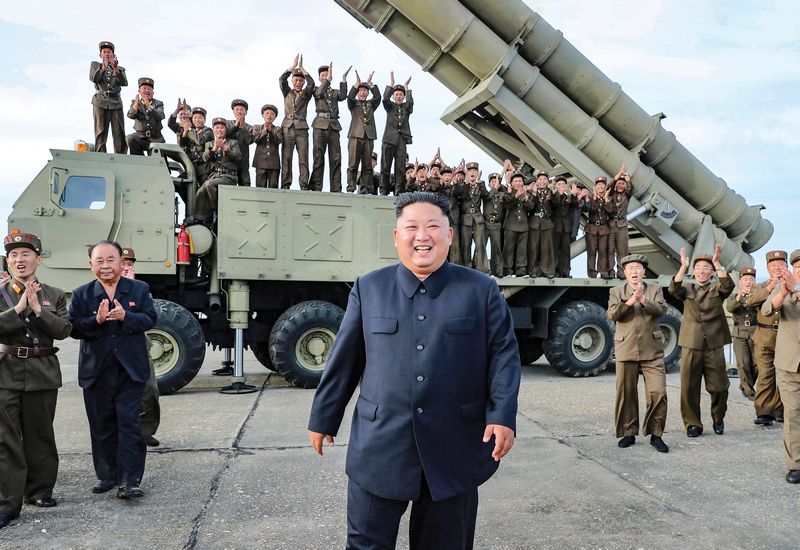 Военнослужащие Корейской народной армии приветствуют Ким Чен Ына после&nbsp;успешных учений с боевым применением РСЗО KN-25.
