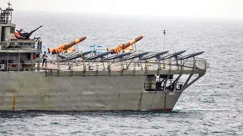 Ударные и барражирующие БПЛА на вертолетной палубе большого десантного корабля Lavan.