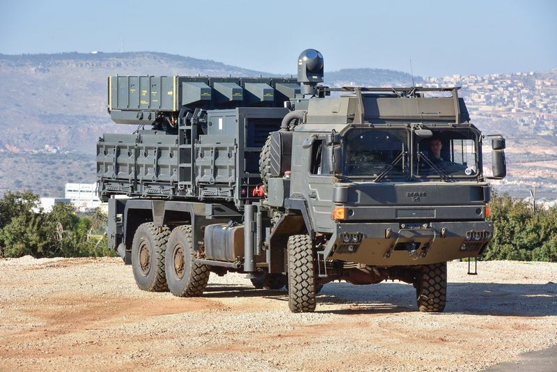 Израильский ЗРК SPYDER – маломобилен в силу необходимости точной привязки пусковых установок с командным пунктом, от которого они получают целеуказания и команды коррекции траектории наведения ракет.