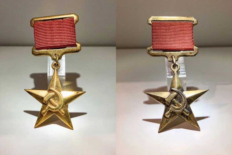 За выдающиеся заслуги перед Советским Союзом Гейдар Алиев был дважды удостоен звания Герой Социалистического труда. В настоящее время Золотые звезды находятся в экспозиции Центра Гейдара Алиева в Баку.