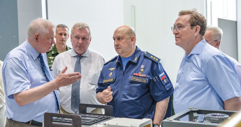 Виктор&nbsp;Мисник докладывает главкому ВКС России генералу армии Сергею Суровикину о ходе работ по созданию спутниковой группировки Единой космической системы, 2021 г.