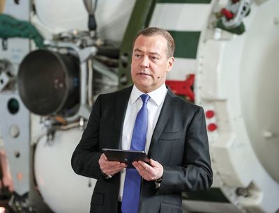 Заместитель председателя Совета Безопасности РФ Дмитрий Медведев высоко оценил работу по&nbsp;подготовке новых кадров, проводимую Корпорацией &#171;Тактическое ракет&#8209;ное вооружение&#187;.