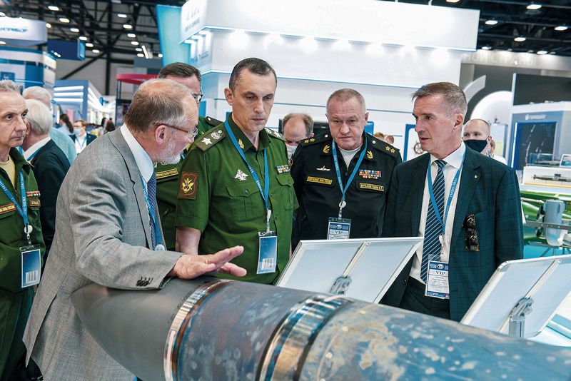 Заместитель министра обороны РФ Алексей Криворучко знакомится с экспозицией Корпорации &#171;Тактическое ракетное вооружение&#187; на МВМС-2021.
