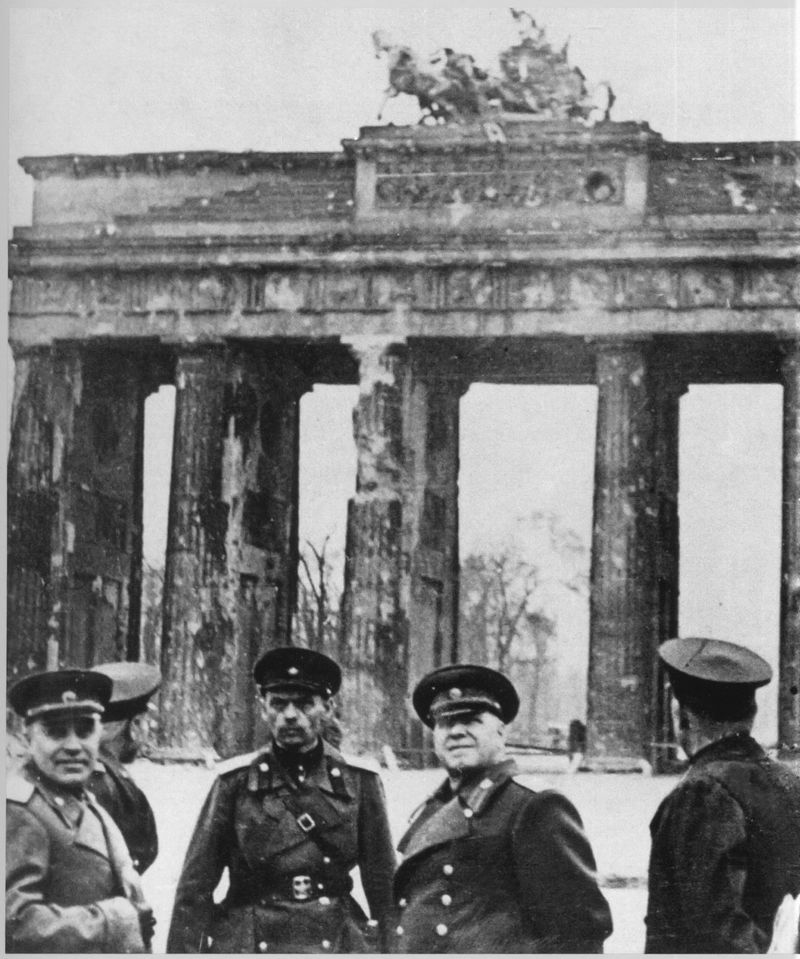 Маршал Советского Союза Георгий Жуков у Брандербургских ворот в Берлине.