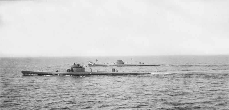 Подводные лодки Vesihiisi (на первом плане) и Vetehinen выходят в море.