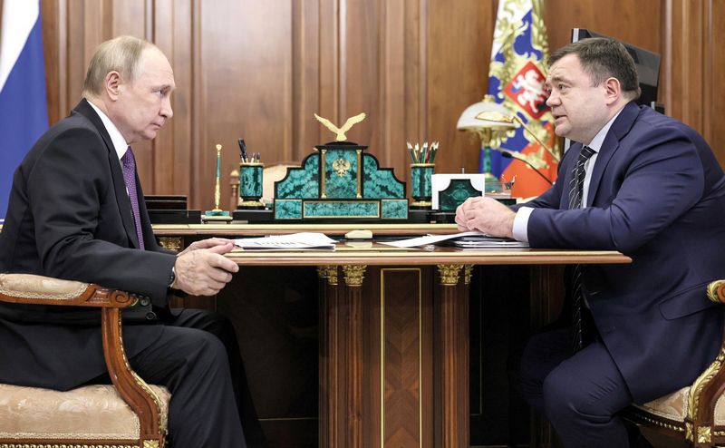 Председатель ПСБ Петр Фрадков докладывает президенту России Владимиру Путину о работе банка, в том числе в новых субъектах Федерации.