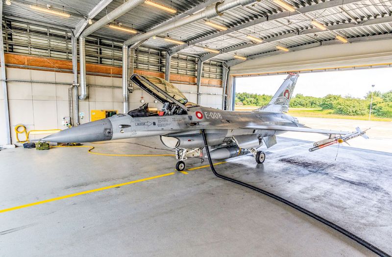 Таких же условий базирования, как, например, в Дании, Украина для F-16 на своей территории обеспечить не сможет.