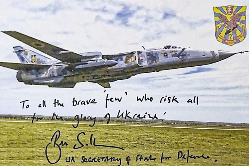 Украинский Су-24МР с британской крылатой ракетой Storm Shadow (на открытке – подпись министра обороны Великобритании Бена Уоллеса). Применение западных вооружений с борта F-16 будет более эффективным.