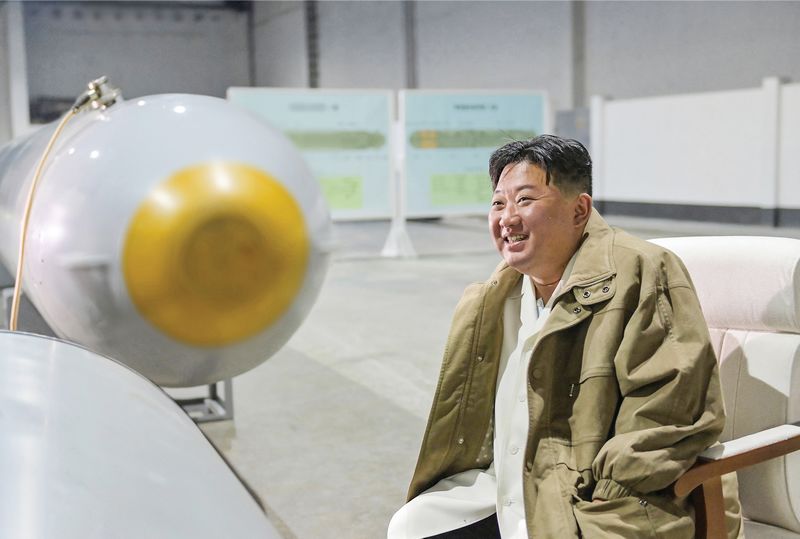 Северокорейский руководитель Ким Чен Ын не мог отказать себе в удовольствии сфотографироваться рядом с боевым АНПА Haeil-1.