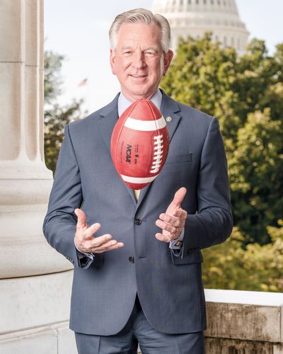 Сенатор Томас Тубервилл даже на Капитолийском холме не расстается с мячом для игры в американский футбол.