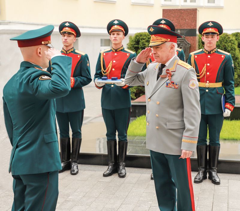 Руководитель Департамента военной контрразведки генерал-полковник Юрьев Николай Петрович вручает государственную награду участнику специальной военной операции на Украине.