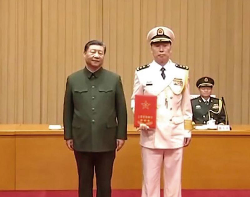 Председатель КНР Си Цзиньпин представляет адмирала Ху&nbsp;Чжунмина в качестве командующего ВМС НОАК.