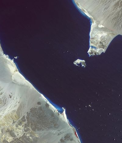 Вид из космоса на Баб-эль-Мандебский пролив, южную часть Красного моря и на северные акватории Аденского залива, где сейчас разворачиваются драматические события.