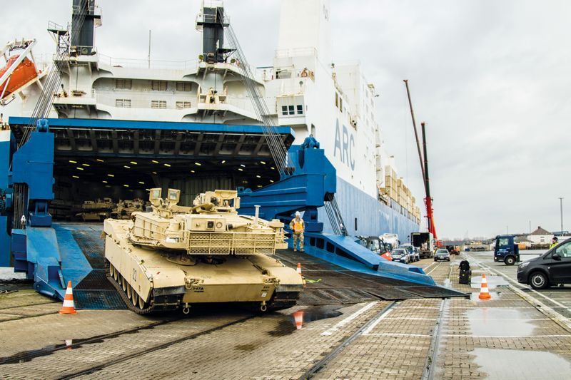 Выгрузка техники Армии США в одном из портов Европы.